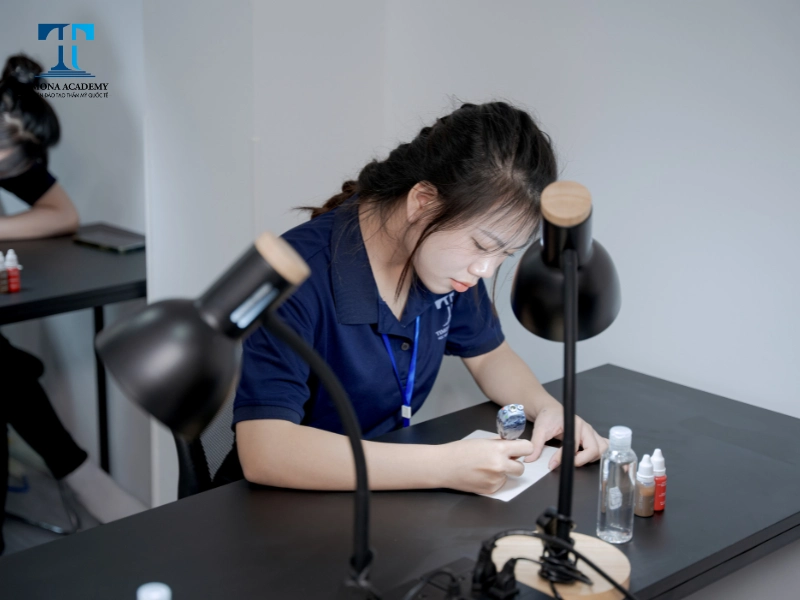 Có nên học nghề phun xăm thẩm mỹ? cơ hội, thách thức và tương lai nghề nghiệp