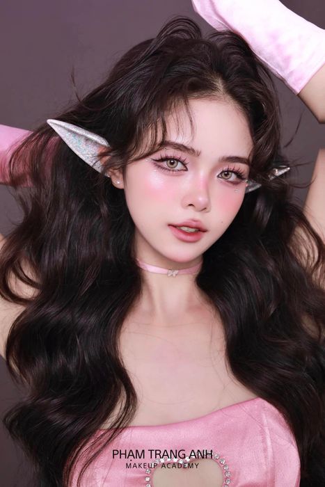 Khám phá nghệ thuật trang Điểm tinh tế của phạm trang anh